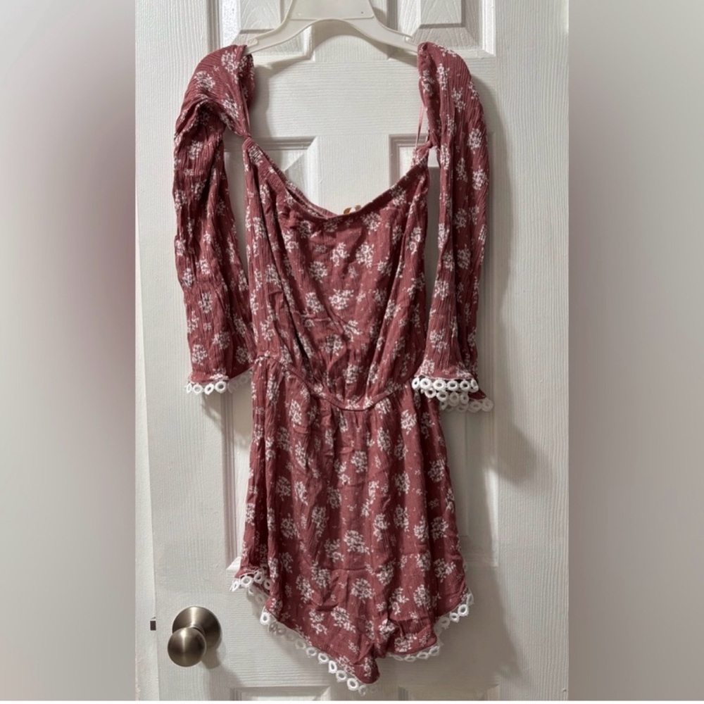 Miao Miao Women’s L Mauve Floral Long Sleeve Romper